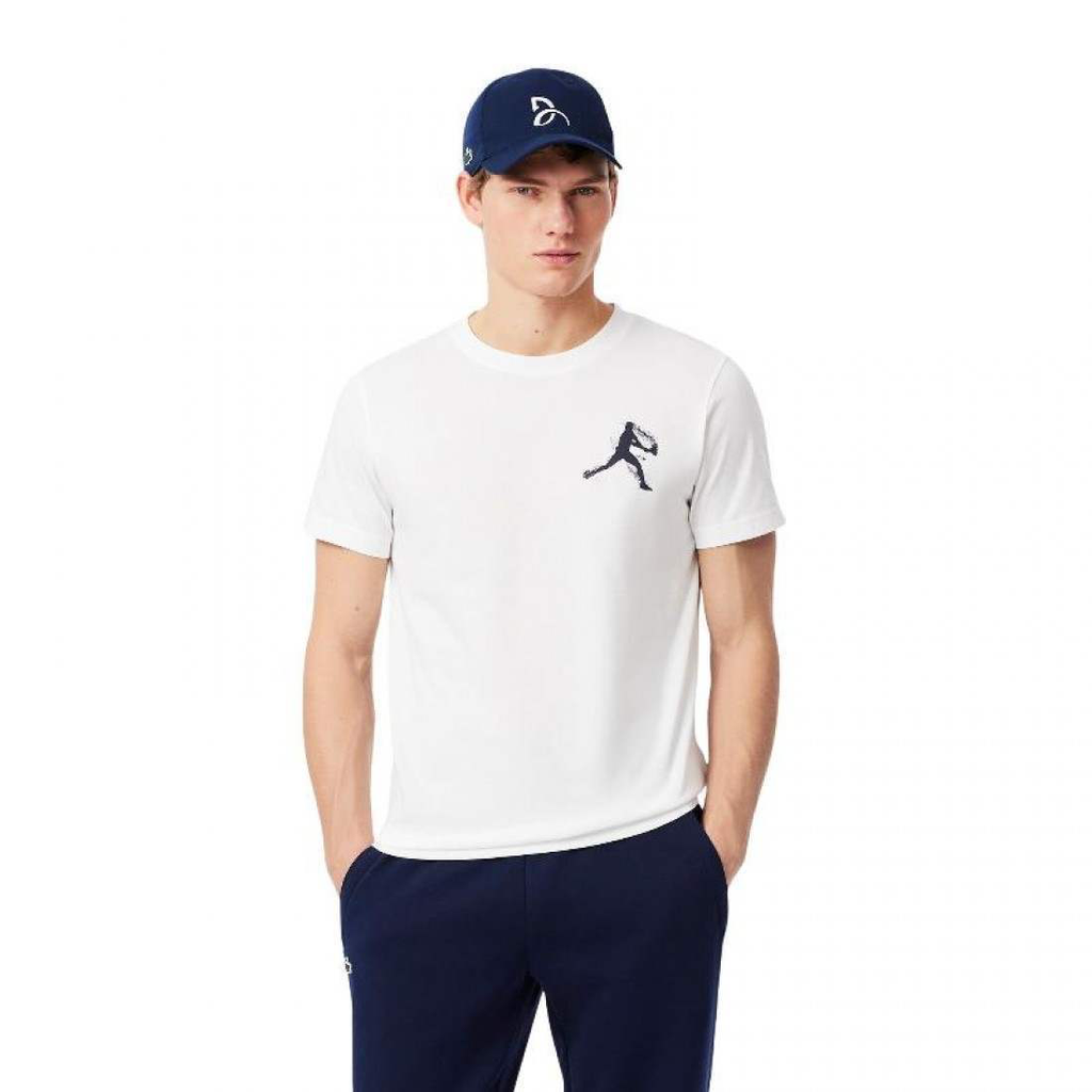 pack-camiseta-lacoste-novak-djokovic-blanco-y-gorra-marino-es-2-1100x1100.webp
