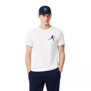 pack-camiseta-lacoste-novak-djokovic-blanco-y-gorra-marino-es-2-1100x1100.webp