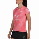 camiseta-bullpadel-delfi-brea-premier-padel-dan-chicle-1-es-2-1100x1100.webp